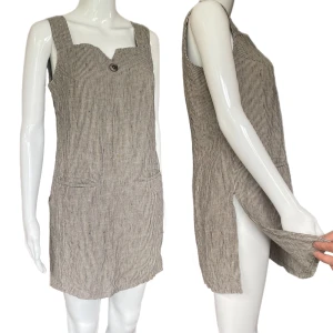 Midsommarklänning - En jättefin misdommarklänning i svensk design. Line Collection Sweden, 36. 100% linnen! Finns en diskret fläck på framsidan. Finns try on bilder jag kan skicka privat. Armhåla till armhåla 45cm, Midjebredd ca ~44cm & (från armhåla & ner) 56/57cm