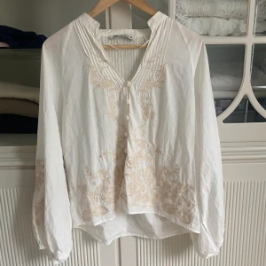 Zara blus - Så söt blus från zara i storlek XS men är mer oversized 🤍 Så fin men kommer inte till så mycket användning tyvärr. Köptes för ca 600kr för ett år sen, skit snygg att kavla upp armarna på med!😙💕