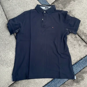 Tommy hilfiger piké  - Ordinarie pris 1195 Mitt pris 450 Fint skick, matt blå färg. Har lite slitage samt fläckar under armarna men det är inget som syns när man har på sig den, därav priset. Pris kan diskuteras vid snabb affär