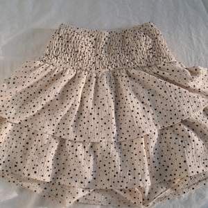 En kjol från Zara med innershorts vilket är superbra när det blåser! Storlek 152 men passa även xs-s💓 Använd 2 gånger💓