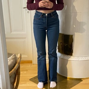 Levis Ribcage Boot - Säljer mina riktigt snygga Levis jeans då de inte kommer till användning🙏 Köpta för något år sedan i en av Levis butiker. Jag är 170 cm lång och har storlek W25 L32❤️💙 I andra plagg brukar jag ha storlek S💕 Nypris 1250kr