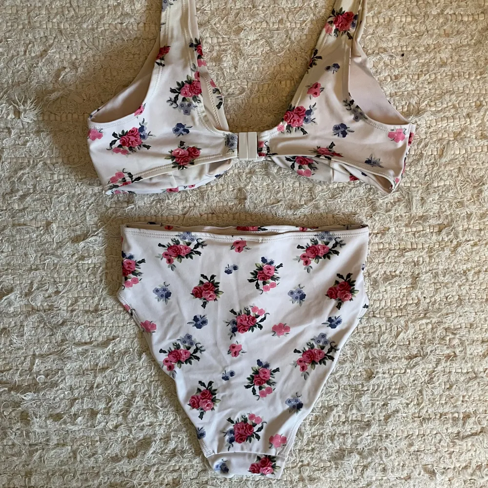 Vit blommigt bikini set från Cubus. Sportswear.