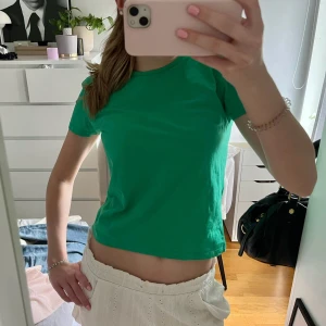 Grön tshirt - T-shirt i så cool färg 💚💚💚 knappt använd, slutsåld