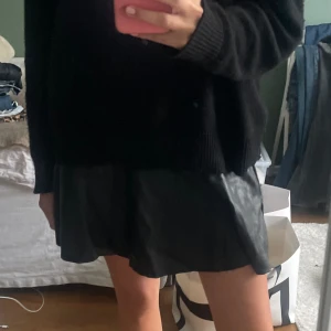 Skinnkjol  - Skinnkjol från H&M barn. Den är dessvärre lite skrynklig då den legat nerpackas men det är bara att stryka den. Jättecool! (Självklart inte äkta skinn) det är barnstorlek men jag har vanligtvis 34/36/38 eller S/M. 