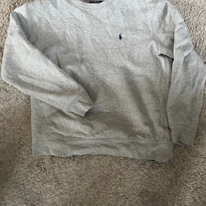 Vanlig polo hoodie köpt från kidsbrandstore - Jag har inte använt den här tröjan då jag inte använder den, så den är i väldigt bra skick. 14-16 i storlek