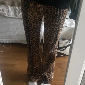 Leopard byxor - Snygga byxor med leopardmönster i typ jeanstyg (lite mjukare). Köpta på humana. De är ganska stretchiga så skulle säga att de passar allt från 34-38x alltså XS-M typ.