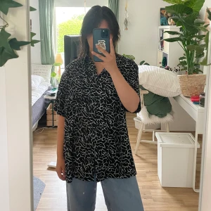 Mönstrad skjorta  - Jättefin skjorta nu till salu. Det är en herrmodell men jag tycker den är unisex förövrigt!     Använd en del men inga defekter🌟