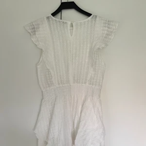 Vit sommarklänning - Vit, somrig volang klänning🌸 Perfekt till skolavslutning eller midsommar Köpt från Shein Endast använd 1 gång, så mycket bra skick☺️
