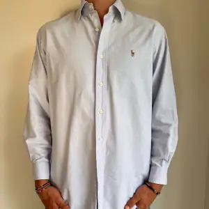  Blå Ralph Lauren skjorta i storlek 15-32 vilket motsvara ca L. Skjortan är i fint skick utan några skavanker. Modellen är 186 cm lång. Orginalpris ca 1500 kr och nu endast 499. 