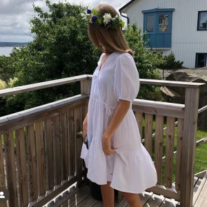 Sommarklänning🤍 - Fin sommarklänning i mjukt linne tyg🤍 Knälång klänning med puffärm och ett lite knyte i midjan.  Skulle säga att klänningen är som en S