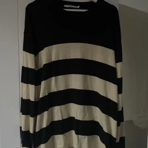 Randig tröja  - Tunt stickad tröja från NA-KD