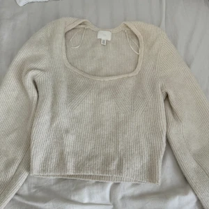 Stickad tröja  - Använd cirka 3 gånger. Fin och mysig tröja.