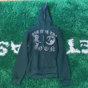 Två aim for the moon tröjor - Skick 10/10 på aim for the moon forrest(den är inte använd) 8/10 på baby blue har använt den i någon månad innan jag tappade intresset