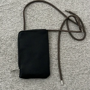 Mobilväska/axelremsväska - Aldrig använd. Inköpt på Åhlens. Märke SoyaConcept (danmark) läderimitation 