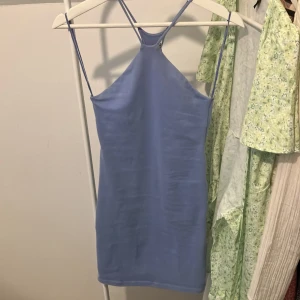 Blå klänning  - Älskar och ser så fin ut! Inga defekter. För fler bilder kan du kontakta mig. Kan sänka priset om det är en snabb affär. Är 164cm lång.