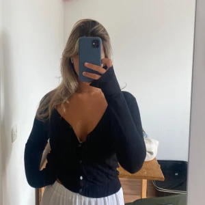 svart cardigan - Cardigan från lindex, säljer då den inte kommer till användning🩶