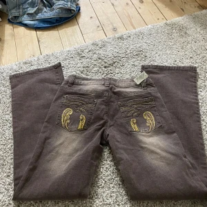 Nya Lågmidjade jeans  - Skick som på bilden. Vid funderingar tveka inte på att höra av dig 💕☺️