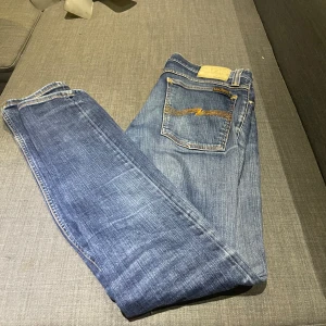 Nudie jeans  - Säljer dessa härliga nudie jeans som sitter riktigt bra ett litet hål men väldigt billiga och stilrena!
