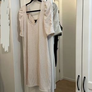 Off white klänning - Har använt den ett par gånger.  Materialet är lite stretchig och väldigt glittrig. 