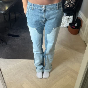 Filippa k jeans - Kollar om någon är intresserad av att köpa dessa as snygga byxor då dom är lite för stora på mig och använda en gång❤️köpta för 2900 säljer för 1700kr