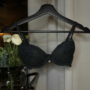 Svart och vit BH - Jättefina bhar från Cubus. Använda men i jättefint och fräscht skick.  Båda för 30kr.