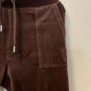 Juicy couture - Uppsydda juicy byxor i storlek S. Passar någon som typ 158 cm. Kan byta mot några andra som ej är uppsydda. Köpta för 1100 använda men inga stora defekter. Det mesta går bort i tvätten. Säljs för minst 300 kr. Byter gärna mot en kofta.