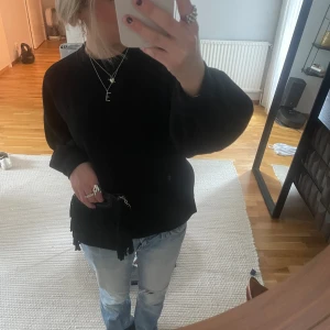 Tröja - Säljer denna tröjan från Ganni med två slitsar på sidorna🌸Tröjan är i super bra skick eftersom den endast är använd 1-2 gånger💖 Skriv vid fler bilder eller funderingar🌟 Storlek: Xs/S