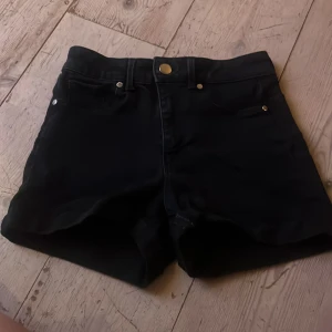 Svarta jeansshorts  - Jag säljer nu dessa svarta jeansshortsen från New Yorker. Shortsen är medelhöga i midjan och åt det kortare hållet vid benen. Inga defekter. Storlek XS men är stretchiga så kanske skulle kunna passa som S. 💕KOLLA MIN PROFIL RENSAR UT GARDEROBEN!!!!!!