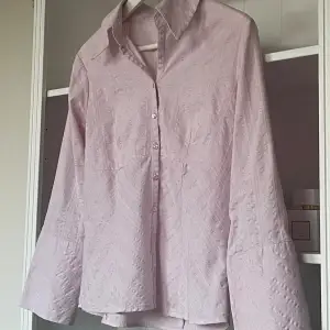 Ljusrosa Matilda Djerf - inspirerad  skjorta köpt second hand! Står ingen storlek men skulle säga att det är en S