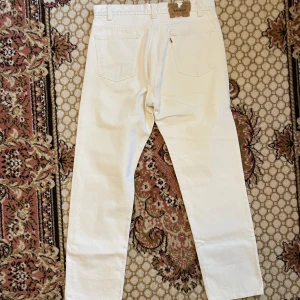 Levis orange tab - Levis orange tab W34 L30 70 till 80 tals Levis byxor o gott skick  Smått slitage i grenen på byxorna samt ben öppningen  Byxorna tror jag är uppsydda men längden på dem är 103cm  För mer mått och fotton kontakta 