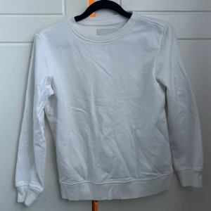 Vit tröja - En vit tjocktröja i ett väldigt bra skick. Vill bli av med därav det billiga priset