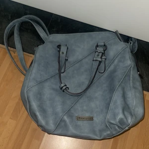 Tamaris väska - Skitsnygg väska som inte riktigt kommer till användning💗Har hittat den på en second hand men den är i ett mycket bra skick💓SKRIV INNAN KÖP!☺️