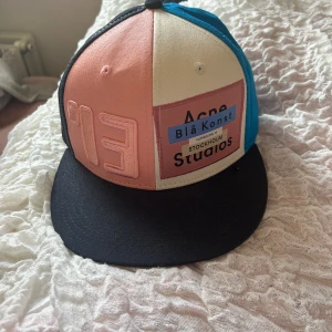 Acne studios keps - Säljer acne studios keps från Blå Konst! Nypris 1000kr Bud f.r.o.m 100! 