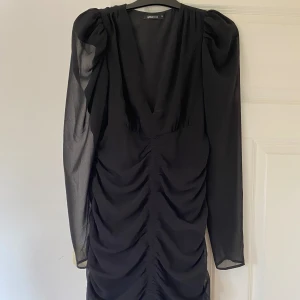 Klänning Gina tricot - Svart klänning med mesharmar, från gina tricot 