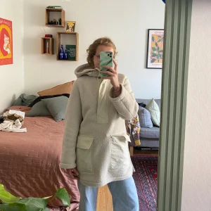 Pullover fleecejacka från Arket - En pullover jacka som tyvärr inte kommer till användning. Den är bara använd några gånger men ändå i bra skick.   Storlek: XS, 160/80A Den är oversized så den passar mig som har storlek S i vanliga fall. Jag är 167 cm 🌸 