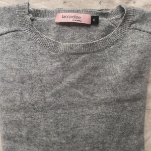 Kashmir tröja - Säljer min gråa Kashmir tröja från Jacqueline som är i storlek m men skulle ändå säga att den passar s-xs också. har inga fläckar men små hål i armhålorna och längst ner på tröjan men som går och sy igen (kontakta om ni vill ha så kan jag sy igen de 