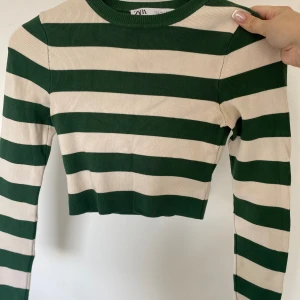 Zara tröja - Den fina och populära zara tröjan! Men den har ett litet hål i sömmen på vänstra ärmen därav det låga priset! Det går att sy ihop hålet lätt med nål och tråd! 😊