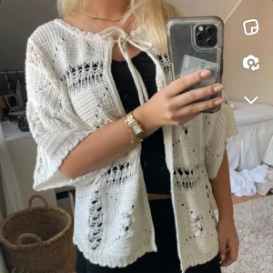 Stickad kofta  - Säljer denna stickade kofta då den inte kommer till användning , tveka inte på att skriva om du har någon fråga🙂