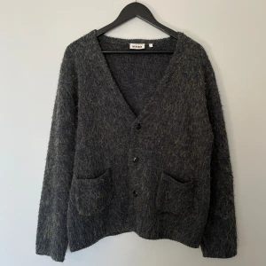 Weekday cardigan - Cardigan ifrån weekday med en mohair look. Size S men sitter mer som M. Cond 8/10 