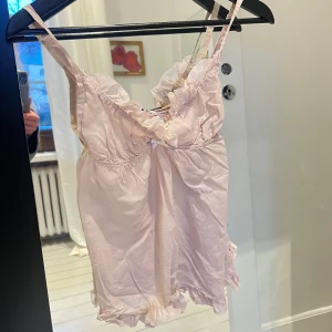 Sidentopp - Fin topp med volanger i siden🩷