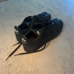 Stan smith - Säljer dessa stan smiths eftersom de inte passar mig längre har endast använt de ett fåtal gånger //Melker