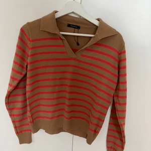 Brun-rosa  - Extremt bekväm, använd en gång. Säljer då den inte är min stil men den är extremt bra kvalitet.   Nypris: 300kr