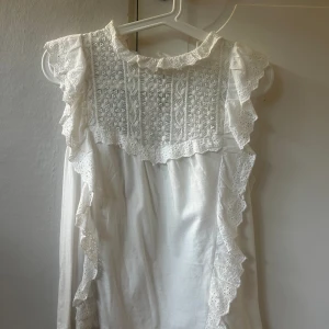 Vit blus - Jätte fin blus från mango som inte kommer till användning längre 💕💕I bra skick