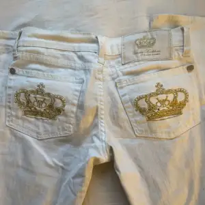 Sjukt snygga jeans!! Vita lågmidjade jeans med guld detaljer med diamanter. Dom är i storlek 26. Bara att skriva privat om du har några frågor! 💓