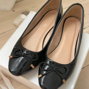 Ballerinaskor  - Jättefina svarta ballerinaskor med rosetter. Köpte de på vinted men de va för små för mig. Bra skick!! (Bilderna är lånade)