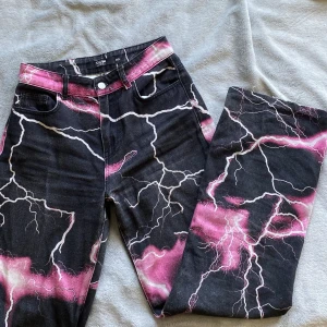 Lightning Jaded london jeans - Coola jeans från jaded london. Säljer då det ej är min stil längre. De är lite uppsydda så passar 160-165 🩵