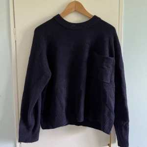 Stickad zara tröja - Så fin zara tröja som jag älskar!!! Nyskick då jag bara använt den en gång. Storlek s men passa xs-m.