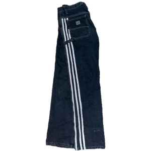 Vintage jeans - Jätte feta vintage jeans, det är i bra skick och är inte använda. Midjemått ca  40 cm rakt över, benlängd ca 107 cm