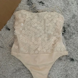 Zara body - Hej! Jag säljer min fina zara body med blommor! Har använts bara 3 gånger