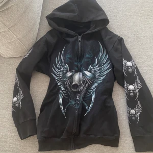 Cool hoodie - As cool house med döskallar på 🖤💙💀